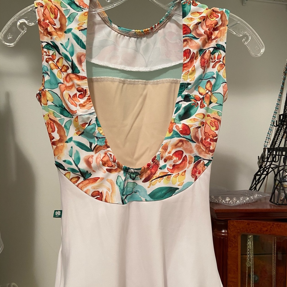 White luckyleo leotard// size medium// flattering - Picture 2 of 3